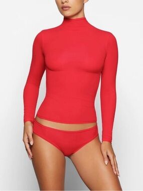 SKIMS Fits Everybody Long-sleeve Turtleneck Top in Ruby